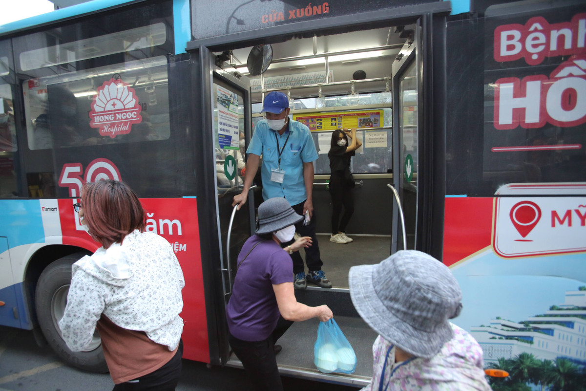 Được biết, hiện nay xe buýt Hà Nội sử dụng loại xe to nhưng chỉ được chở tối đa 18 khách trên xe.