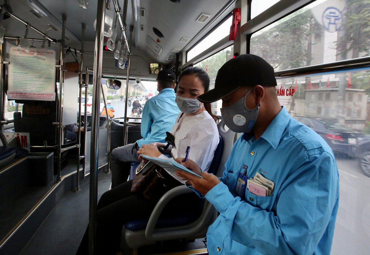 Anh Tuấn Linh - nhân viên bán vé xe buýt tuyến số 1 cho biết, những ngày đầu khách đi xe rất vắng nhưng quãng thời gian mưa rét vừa qua ghi nhân lượng khách đi xe buýt đông trở lại.