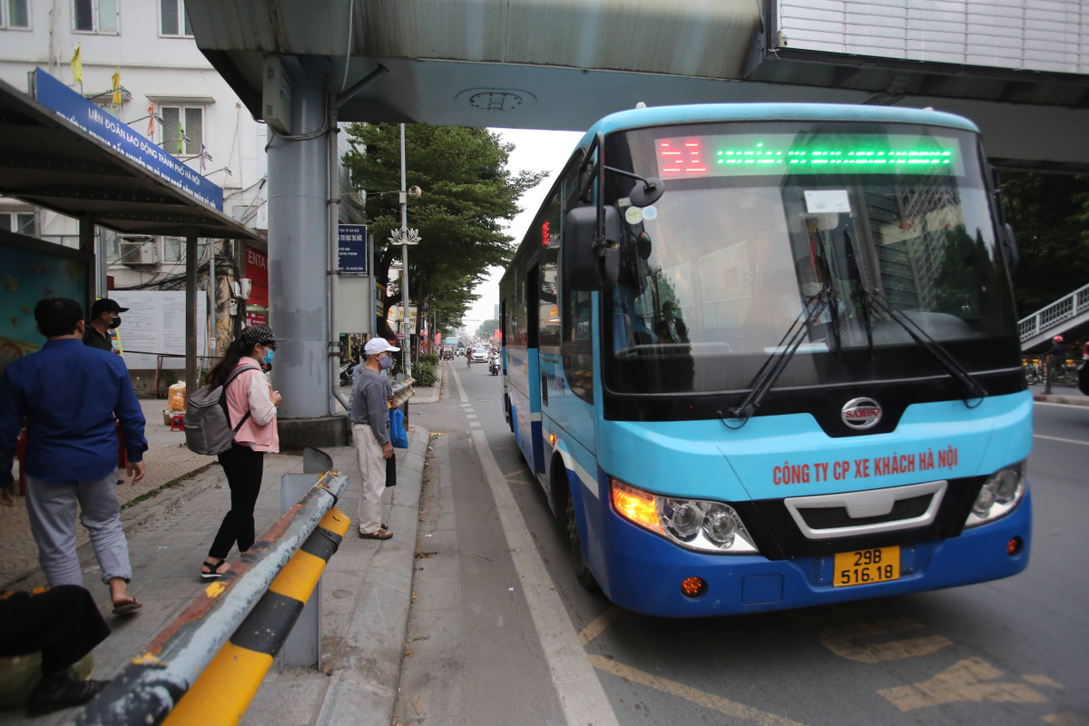Thời gian tới, khi Hà Nội tổ chức cho các trường học hoạt động thì nhu cầu đi lại bằng xe buýt sẽ tiếp tục tăng cao. Tình trạng ùn ứ tại các điểm chờ xe buýt có thể xảy ra nếu không có phương án tăng công suất, tần suất phục vụ.