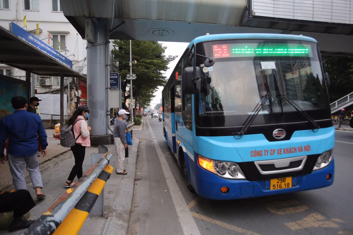 Thời gian tới, khi Hà Nội tổ chức cho các trường học hoạt động thì nhu cầu đi lại bằng xe buýt sẽ tiếp tục tăng cao. Tình trạng ùn ứ tại các điểm chờ xe buýt có thể xảy ra nếu không có phương án tăng công suất, tần suất phục vụ.