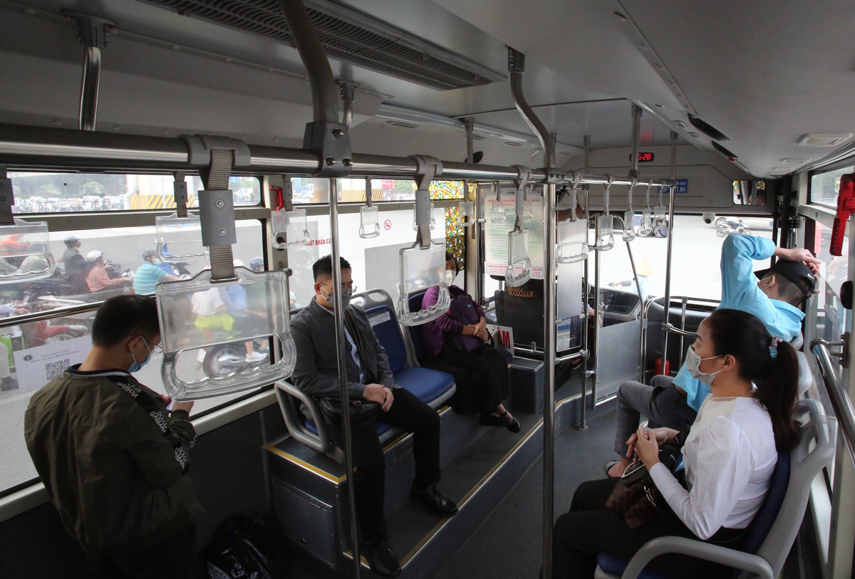 Để đảm bảo giãn cách, các tuyến xe buýt cho khách ngồi giãn cách, không còn cảnh chen lấn như trước đó.