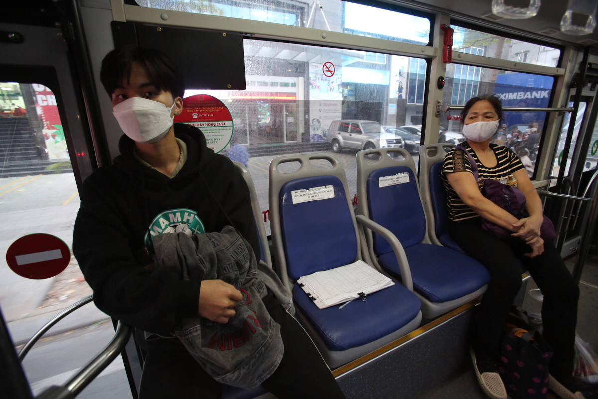 Anh Linh cho biết thêm vào khung giờ cao điểm, có những chuyến xe phải từ chối, đề nghị khách chờ chuyến sau vì trên xe đã đủ 50% số ghế.