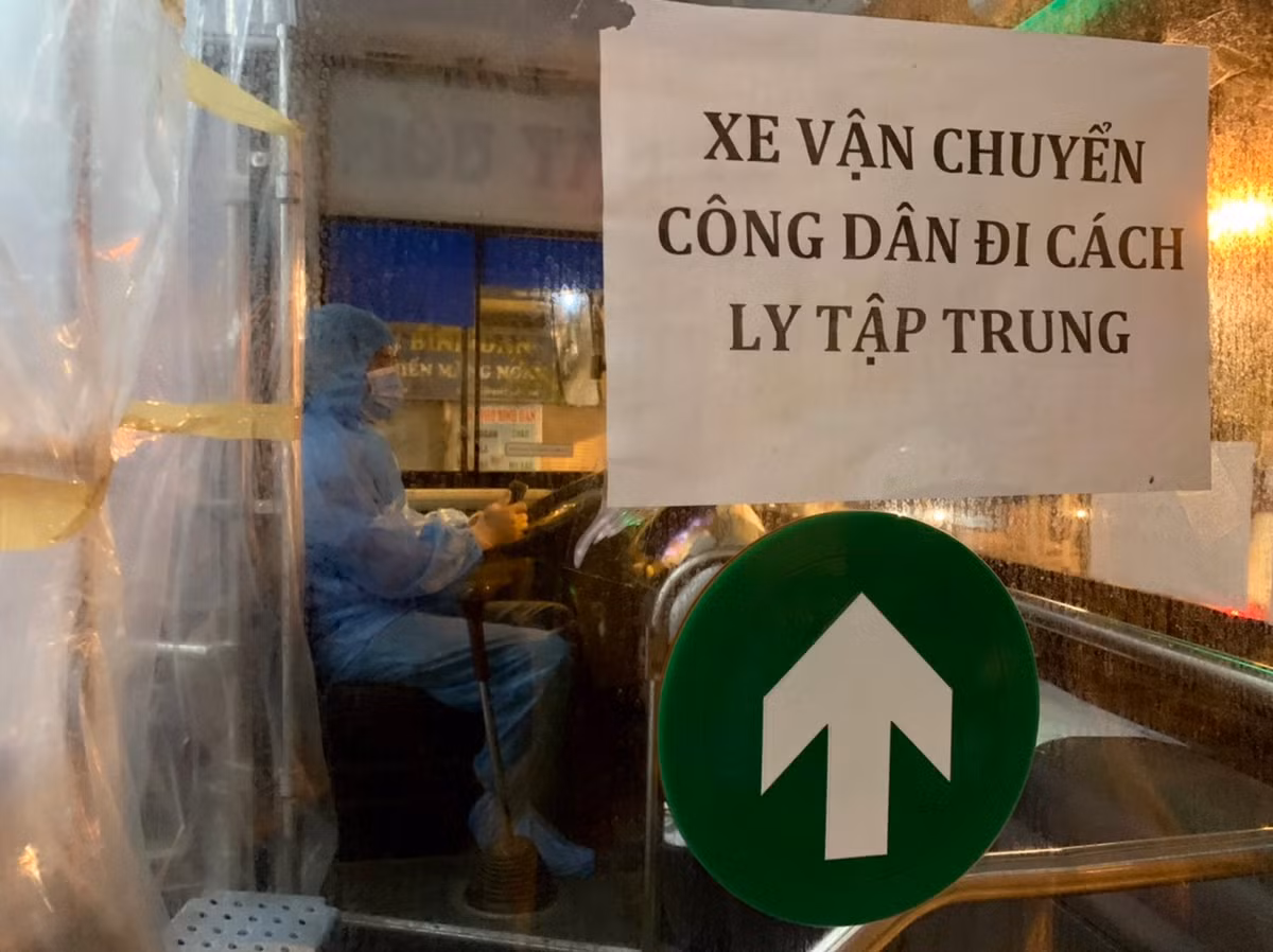 Đúng 22h, 8 xe buýt được trang bị đầy đủ các phương án phòng chống dịch COVID-19 lây lan đã có mặt tại 18 Phủ Doãn (quận Hoàn Kiếm) để làm nhiệm vụ.