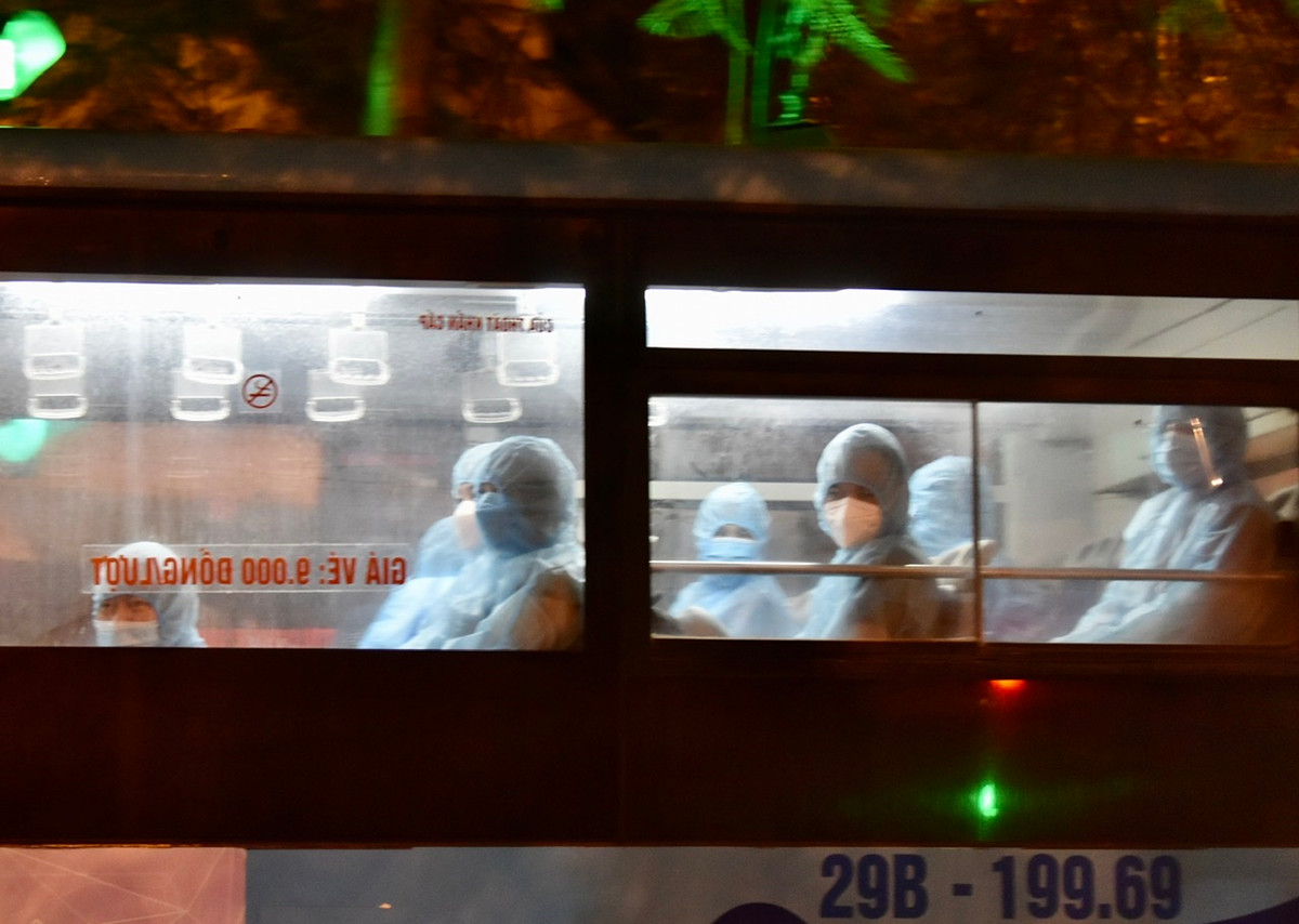 Mỗi xe buýt chỉ chở khoảng 15 người để đảm bảo giãn cách.