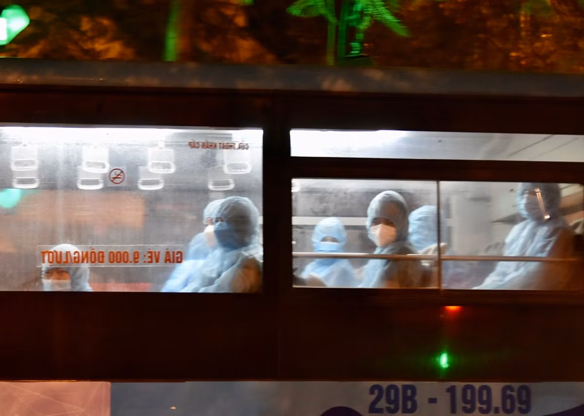 Mỗi xe buýt chỉ chở khoảng 15 người để đảm bảo giãn cách.