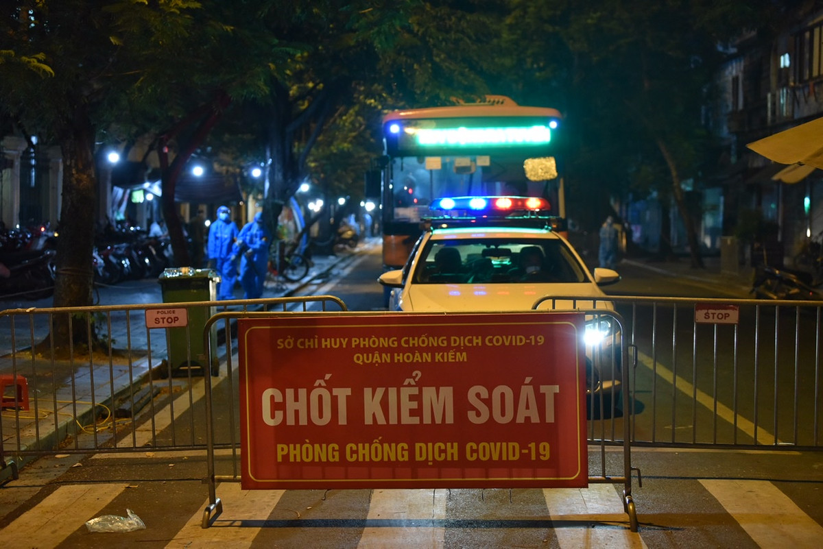 Được biết, trong tối qua, 150 người đã được đưa đến cách ly tại ĐH Sư phạm TDTT.