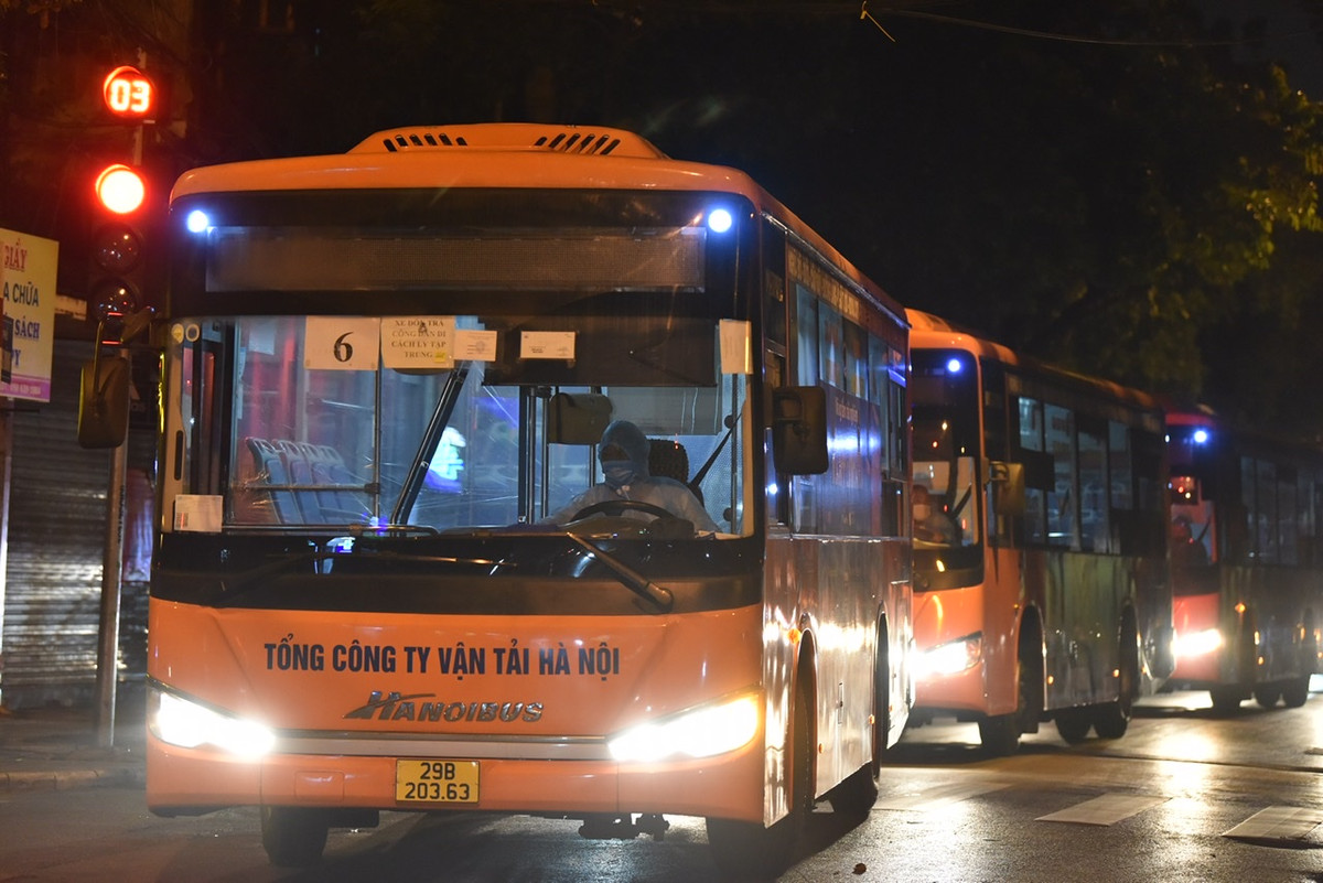 Tối qua (2/10), UBND quận Hoàn Kiếm đã tổ chức dưa 150 F1 đầu tiên của “ổ dịch” Bệnh viện Việt Đức đi cách ly tập trung.