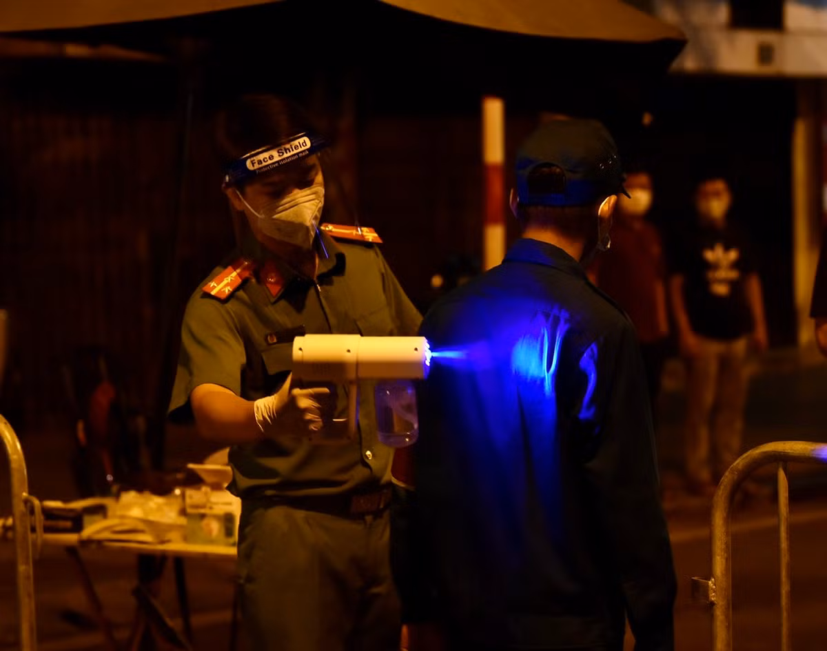 Việc ra vào “ổ dịch” BV Việt Đức được kiểm soát chặt chẽ.