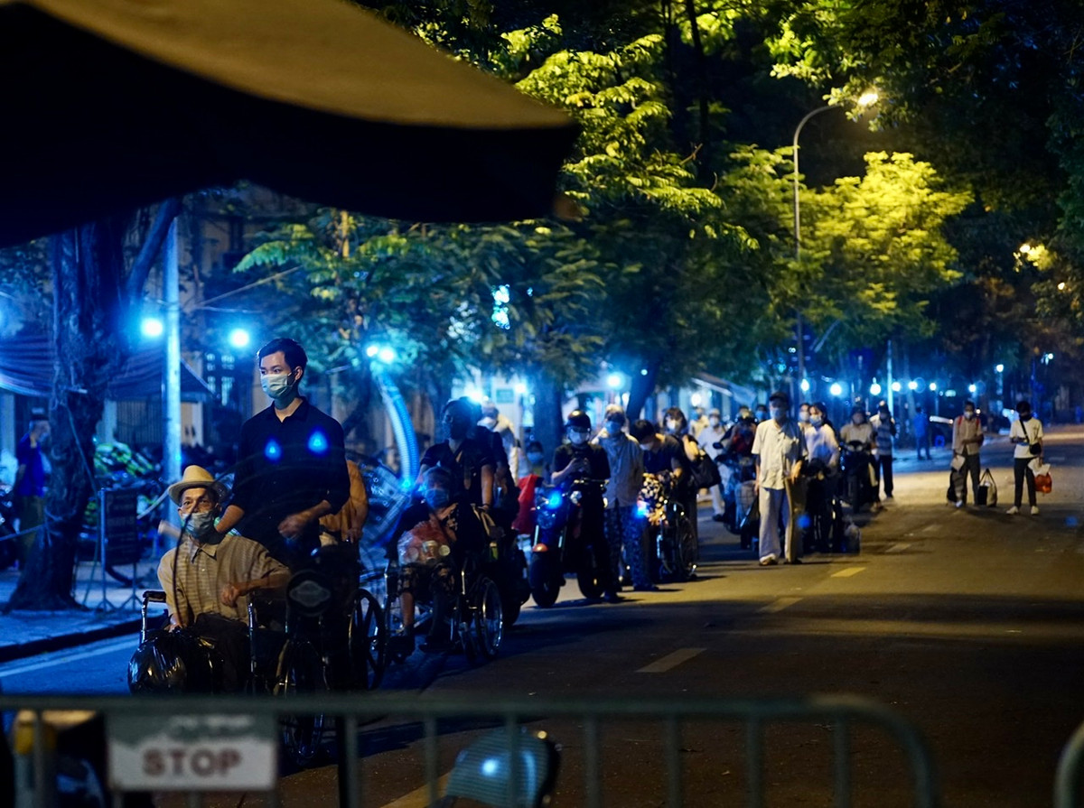 Tối cùng ngày, BV Việt Đức đã phối hợp với cơ quan chức năng tổ chức đưa những người có xét nghiệm âm tính với SARS-CoV-2 được rời khỏi khu vực phong toả.