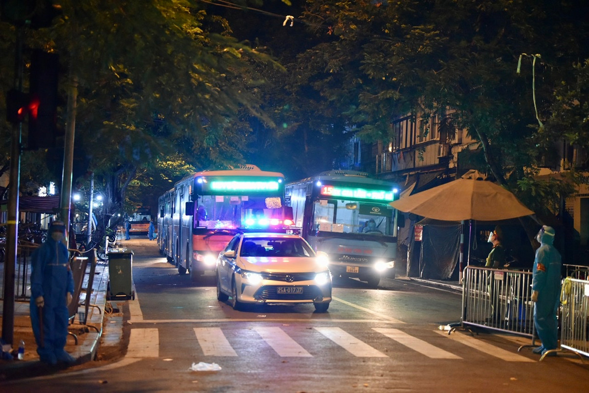 Phía Tổng Cty Vận tải Hà Nội cho biết được lệnh chuẩn bị gần 50 xe buýt loại lớn, sẵn sàng công tác phòng chống dịch. Được biết, đêm qua là đợt đầu tiên, dự kiến trong các đêm tiếp theo sẽ tiếp tục di chuyển F1 về khu cách ly.