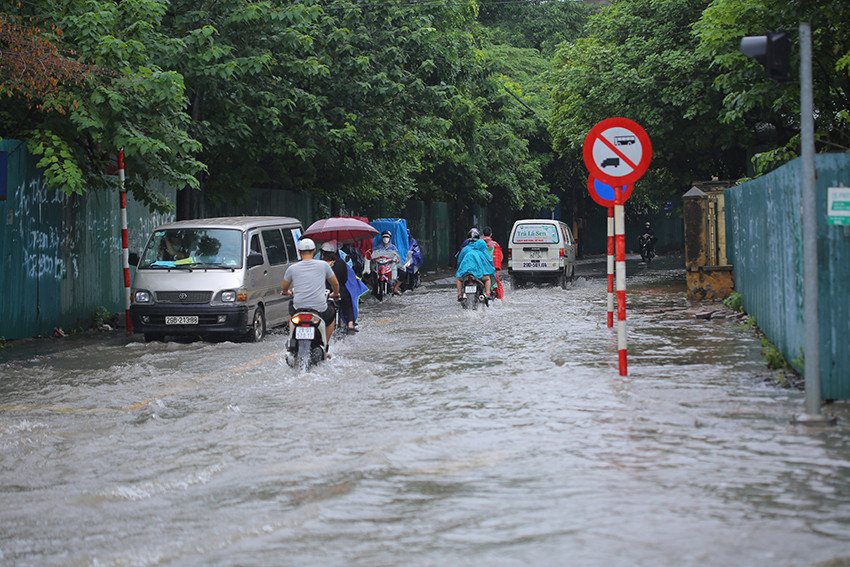 Nhiều tuyến phố của quận Nam Từ Liêm, Thanh Xuân bị ngập úng trong sáng nay.