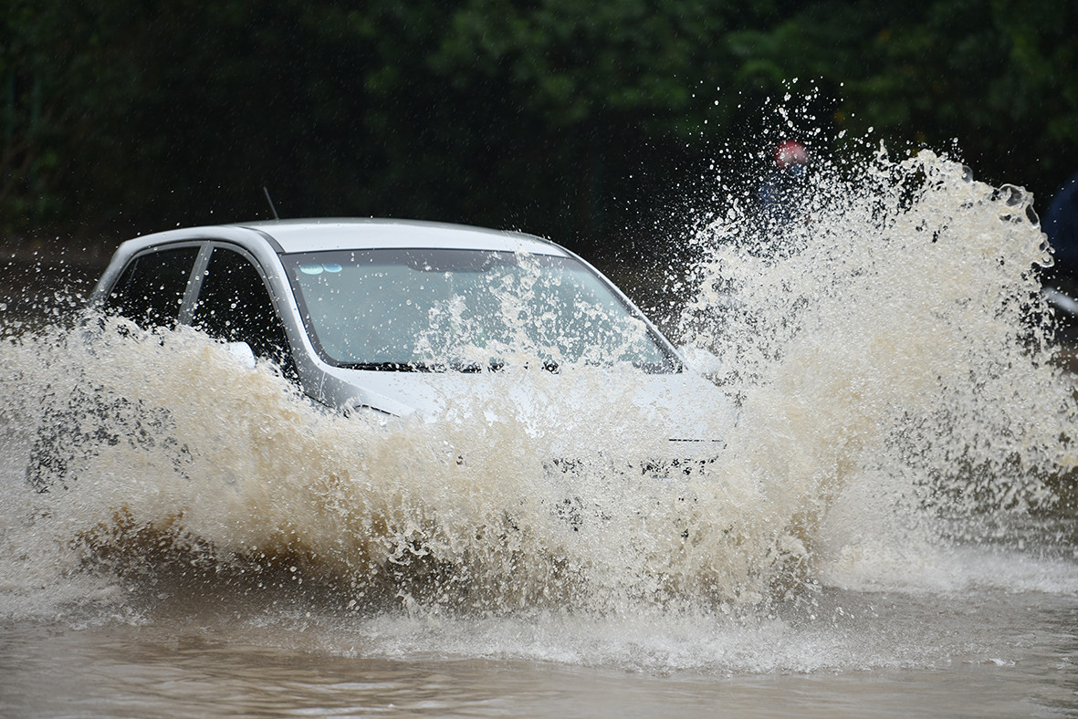 Nhưng chỉ cần một ô tô đi gần đó sẽ nhận "cái kết đắng" vô cùng.