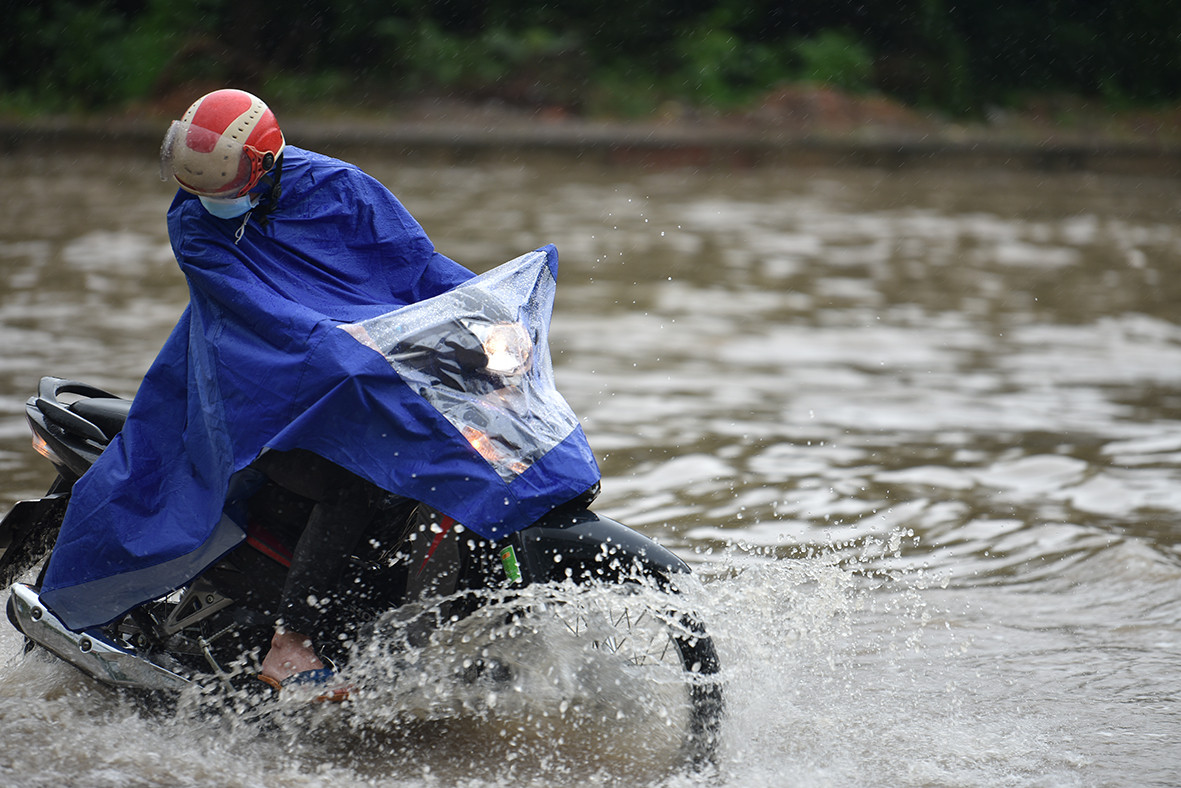Vừa vượt "biển nước" vừa phải theo dõi tình trạng xe.