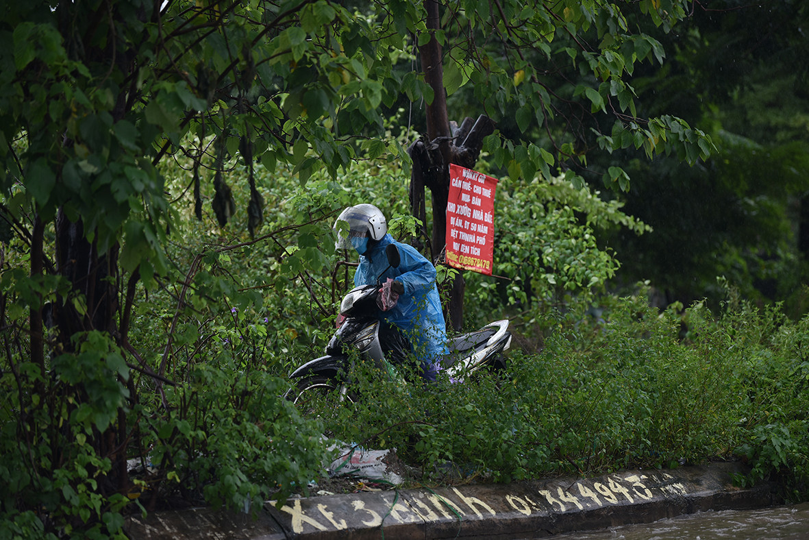 Theo ghi nhận của PV báo Tri thức và Cuộc sống, tại Đại lộ Thăng Long, nhiều xe máy buộc phải chọn giải pháp đi vào bụi rậm để tránh vùng ngập.