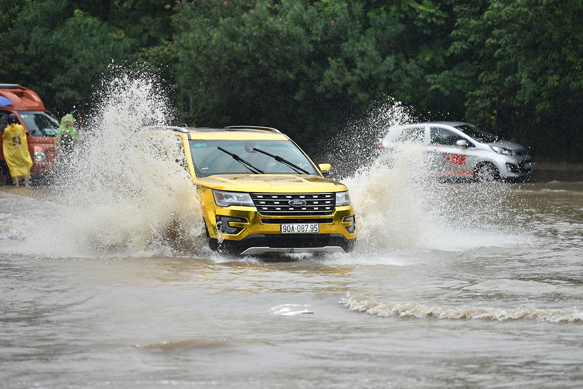 Nhiều ô tô gầm cao đã chạy tốc độ lớn khi đi qua các vùng nước sâu tạo thành những đợt sóng lớn.