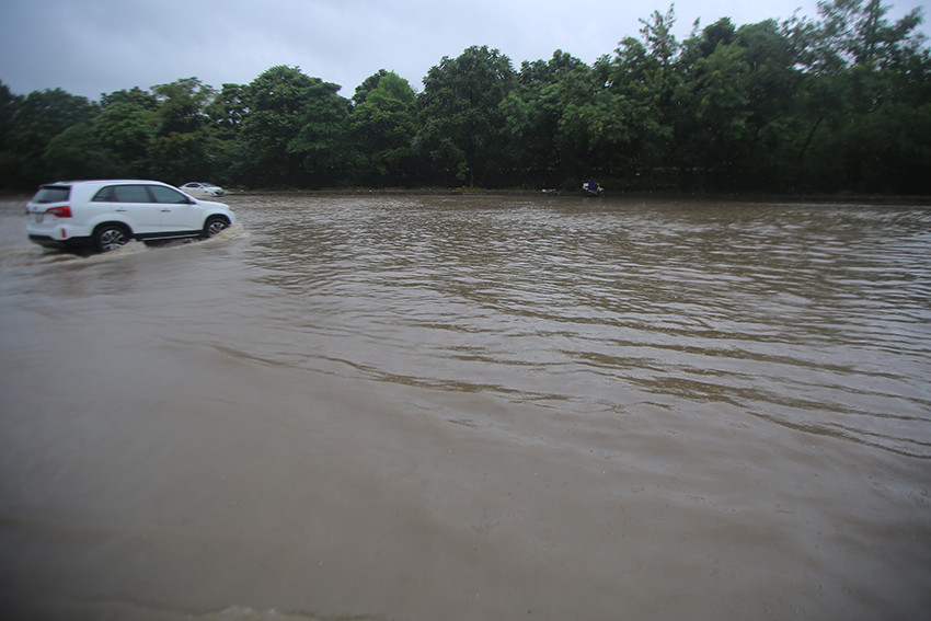 Biển nước trên Đại lộ Thăng Long sáng nay (11/10).