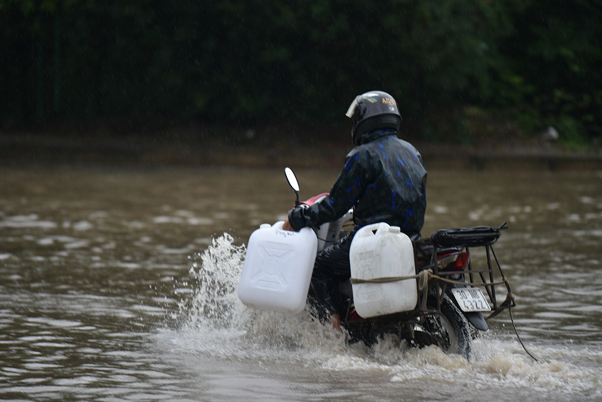 Xe máy đi qua những vùng nước này đã rất khó khăn.