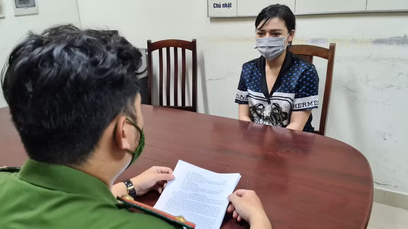 Boc them mot o nhom cho tiep vien karaoke vay lai nang, the chap clip 'nong'