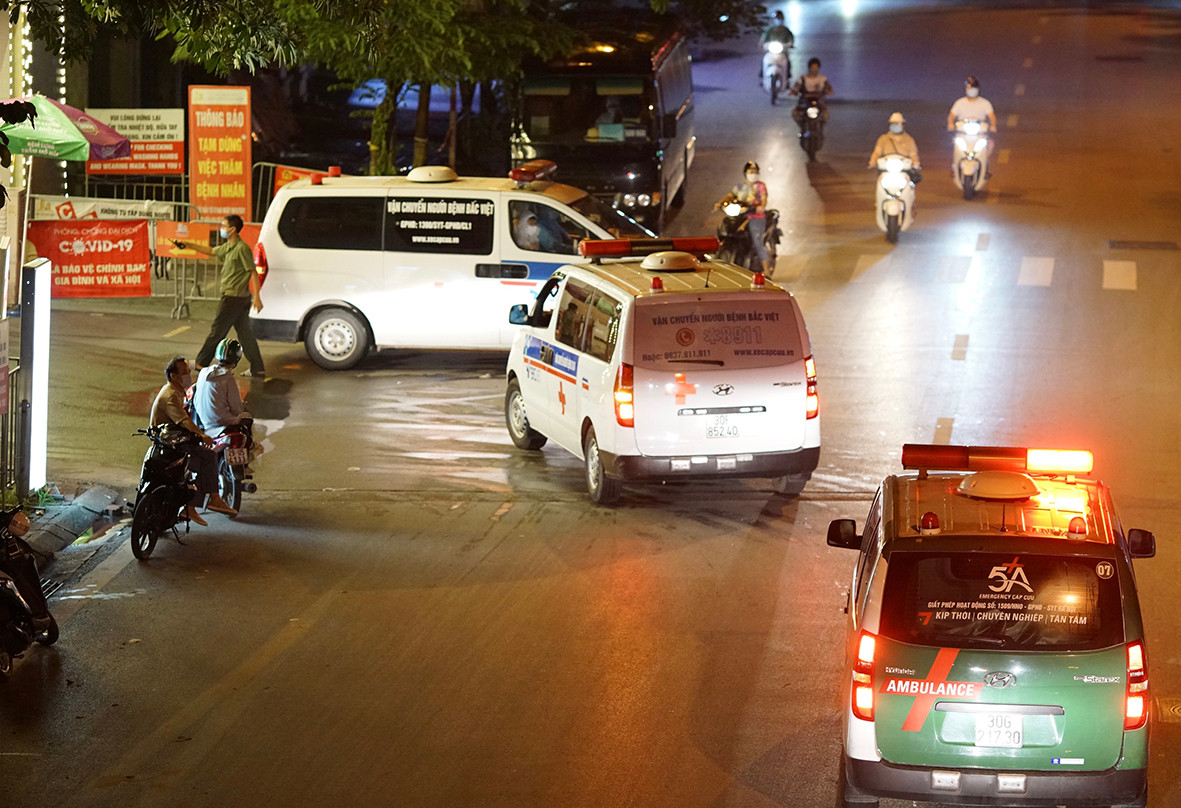 Đôi lúc xe khách, xe cứu thương chờ xếp thành hàng dài trước cổng BV Thanh Nhàn để chờ chở bệnh nhân vào bên trong.