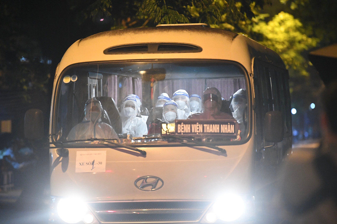 Sự mệt mỏi thể hiện rõ trên khuôn mặt những người bị đưa đi cách ly.