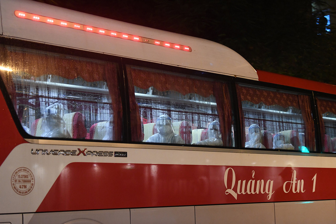 Do số lượng di chuyển lần này lớn nên lực lượng chức năng đã huy động thêm nhiều xe khách loại lớn tham gia vận chuyển người bệnh.
