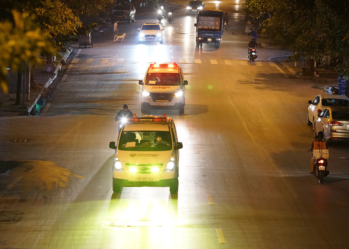 Hàng chục xe cứu thương liên tục vận chuyển người bệnh từ BV Việt Đức về BV Thanh Nhàn.