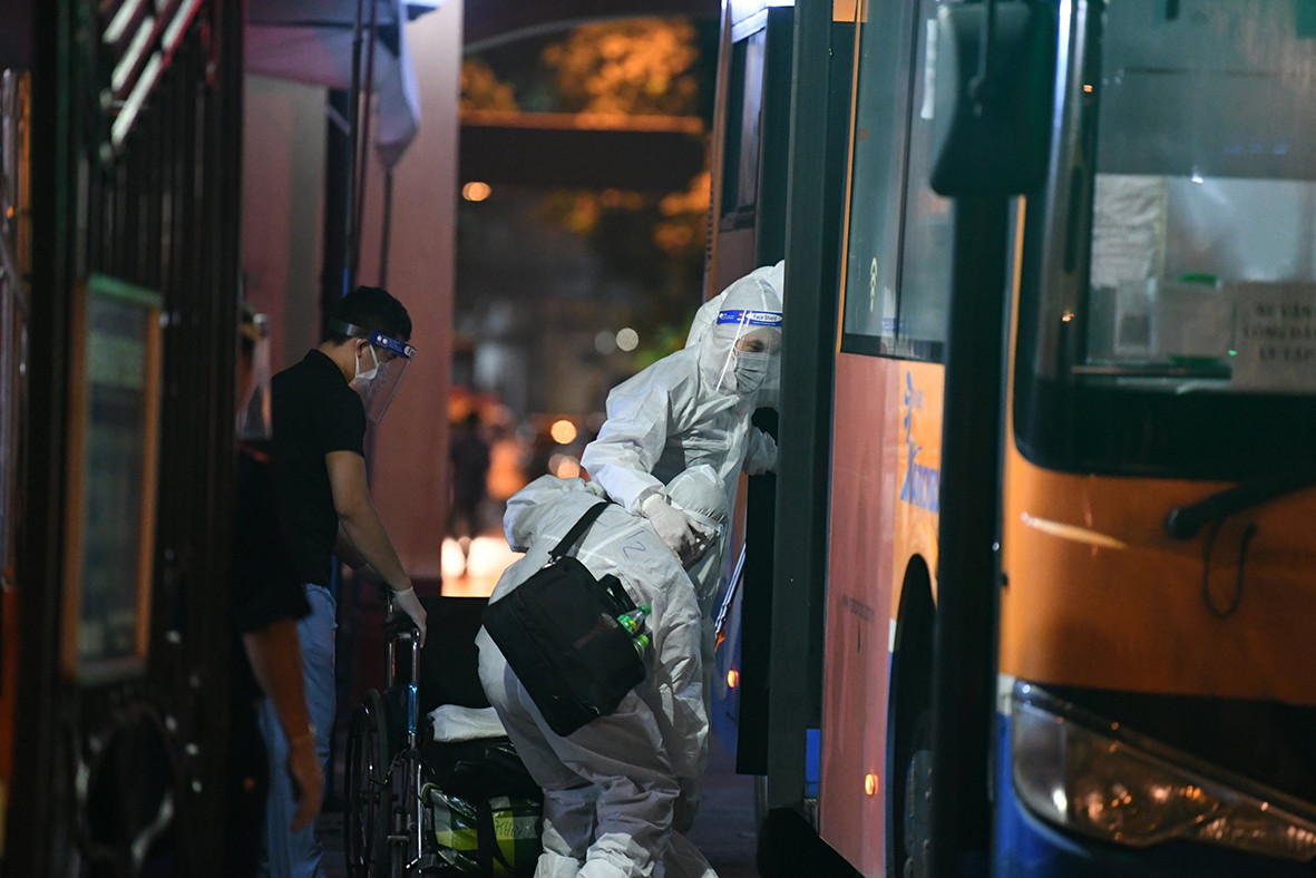 Ngay từ tối, khoảng 8 xe buýt loại lớn đã có mặt tại BV Việt Đức để tham gia vận chuyển người bệnh, người nghi nhiễm COVID-19.