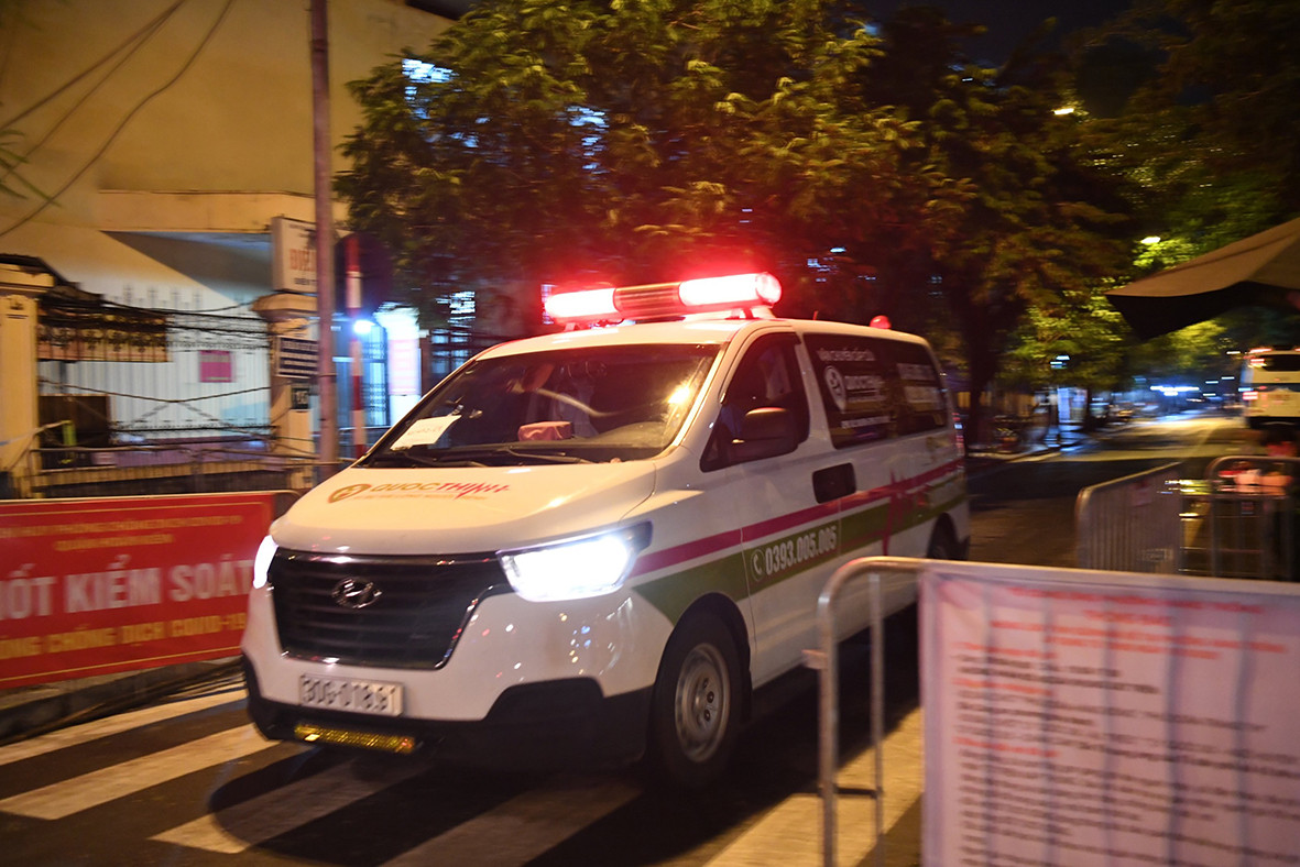 Người bệnh nặng sẽ được hỗ trợ di chuyển bằng xe cứu thương.