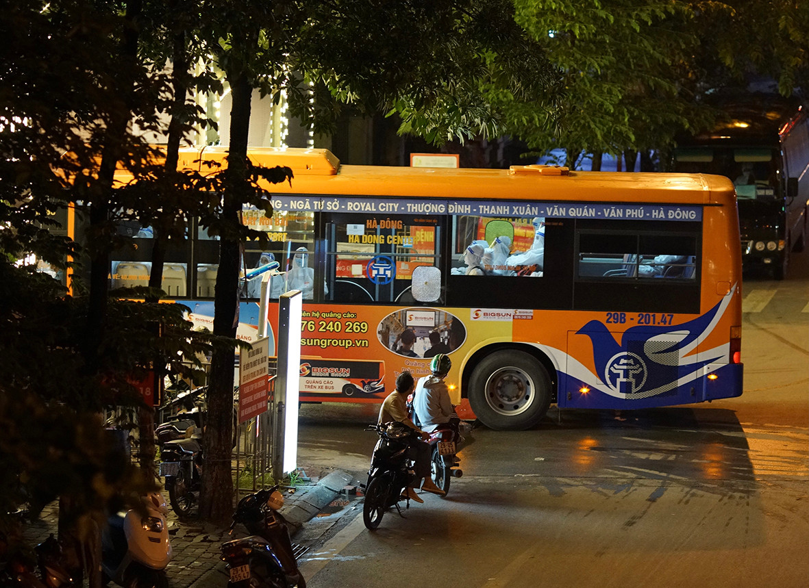 Theo ghi nhận của PV báo Tri thức và Cuộc sống, mỗi xe buýt chở khoảng 10-15 người. Mọi chuyến xe đều phải dừng lại trước cổng BV Thanh Nhàn để tiến hành kiểm soát theo quy định ngay tại cổng BV.