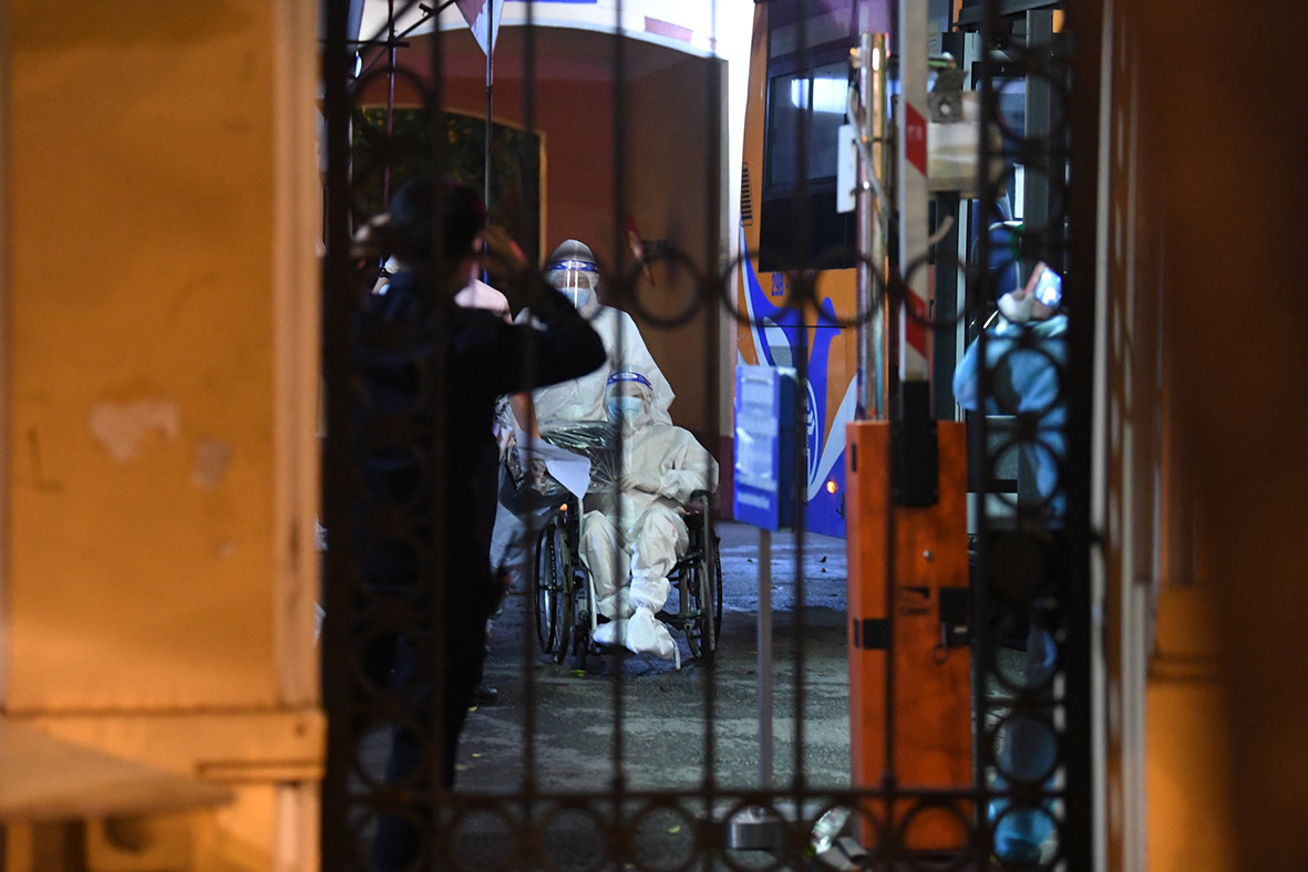 Trước đó, UBND Thành phố Hà Nội đã di chuyển gần 200 người từ BV Việt Đức đi cách ly tại Trường ĐH Sư phạm TDTT.