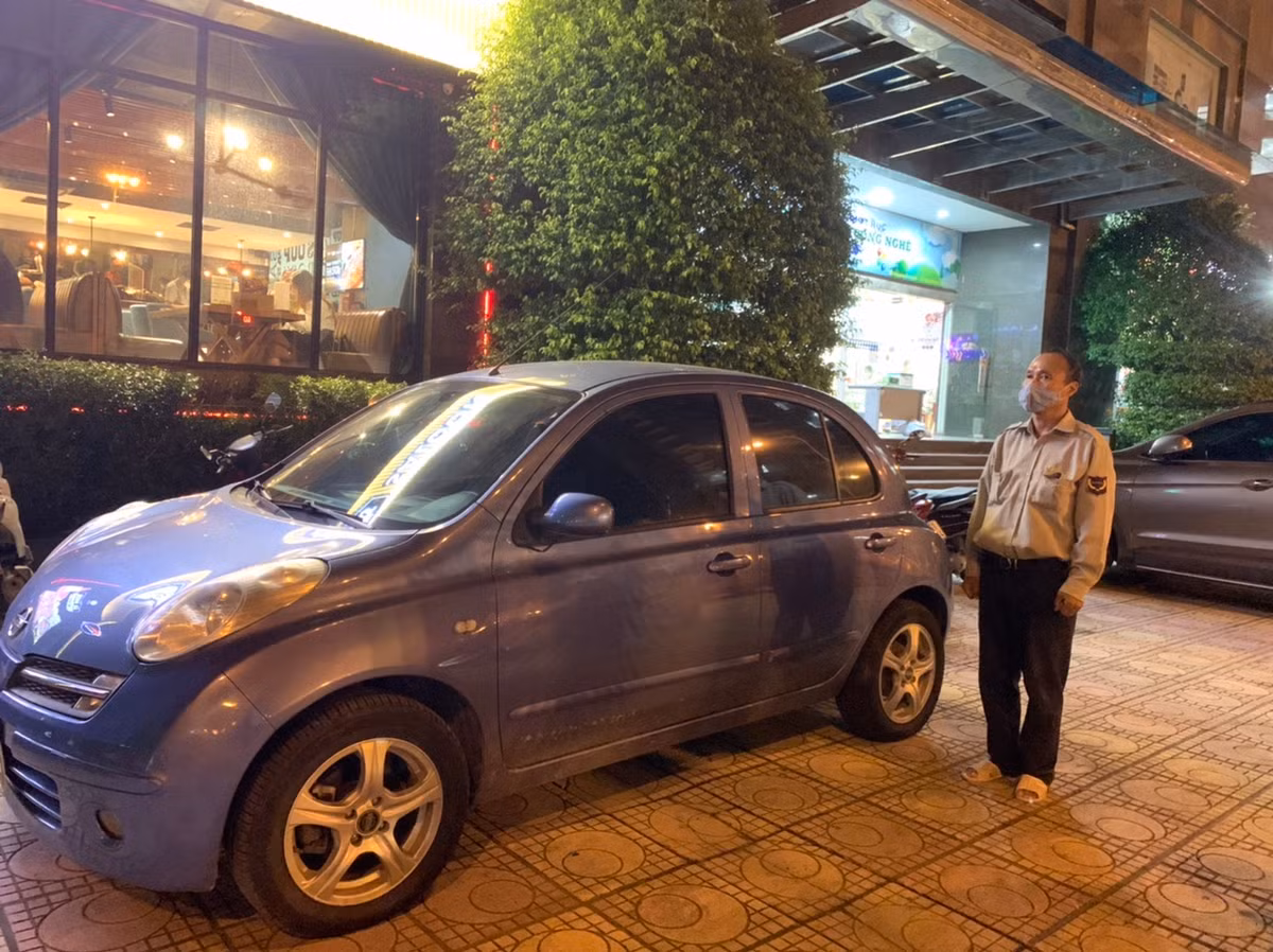 Nghi dich COVID-19, mat tien cua hang bien thanh... cho gui xe-Hinh-2