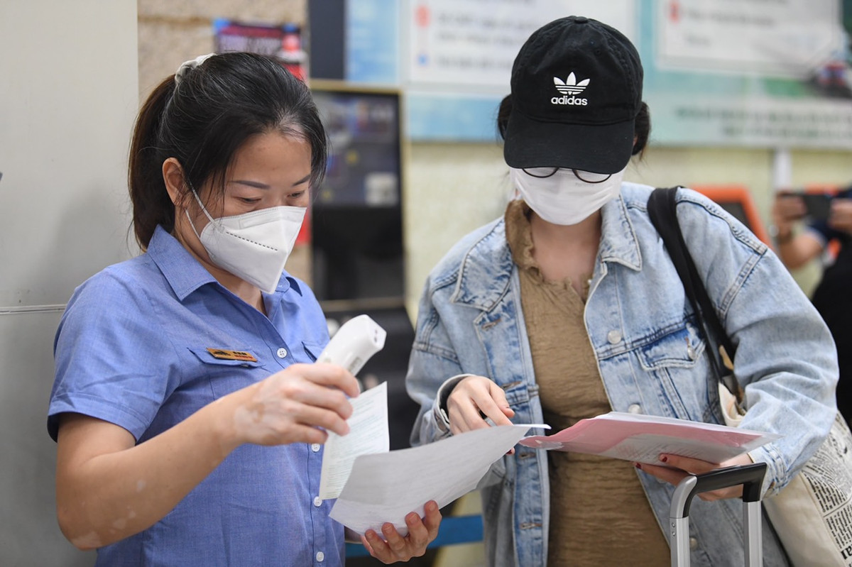 Chiều nay (13/10), chuyến tàu thương mại đầu tiên chạy tuyến Hà Nội - Hải Phòng đã chính thức khởi hành trở lại.