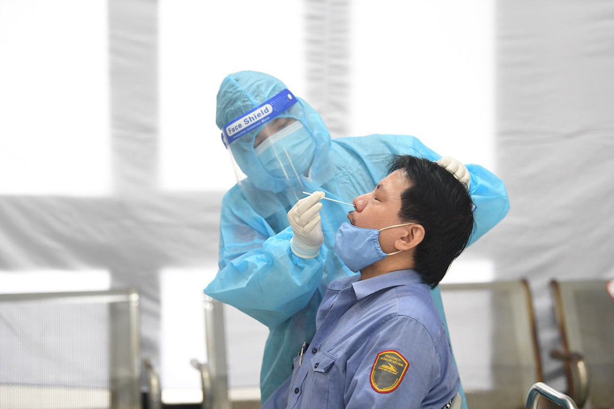 Toàn bộ nhân viên tham gia vận hành, khai thác thường xuyên được xét nghiệm COVID-19, đảm bảo không để dịch bệnh lây lan.