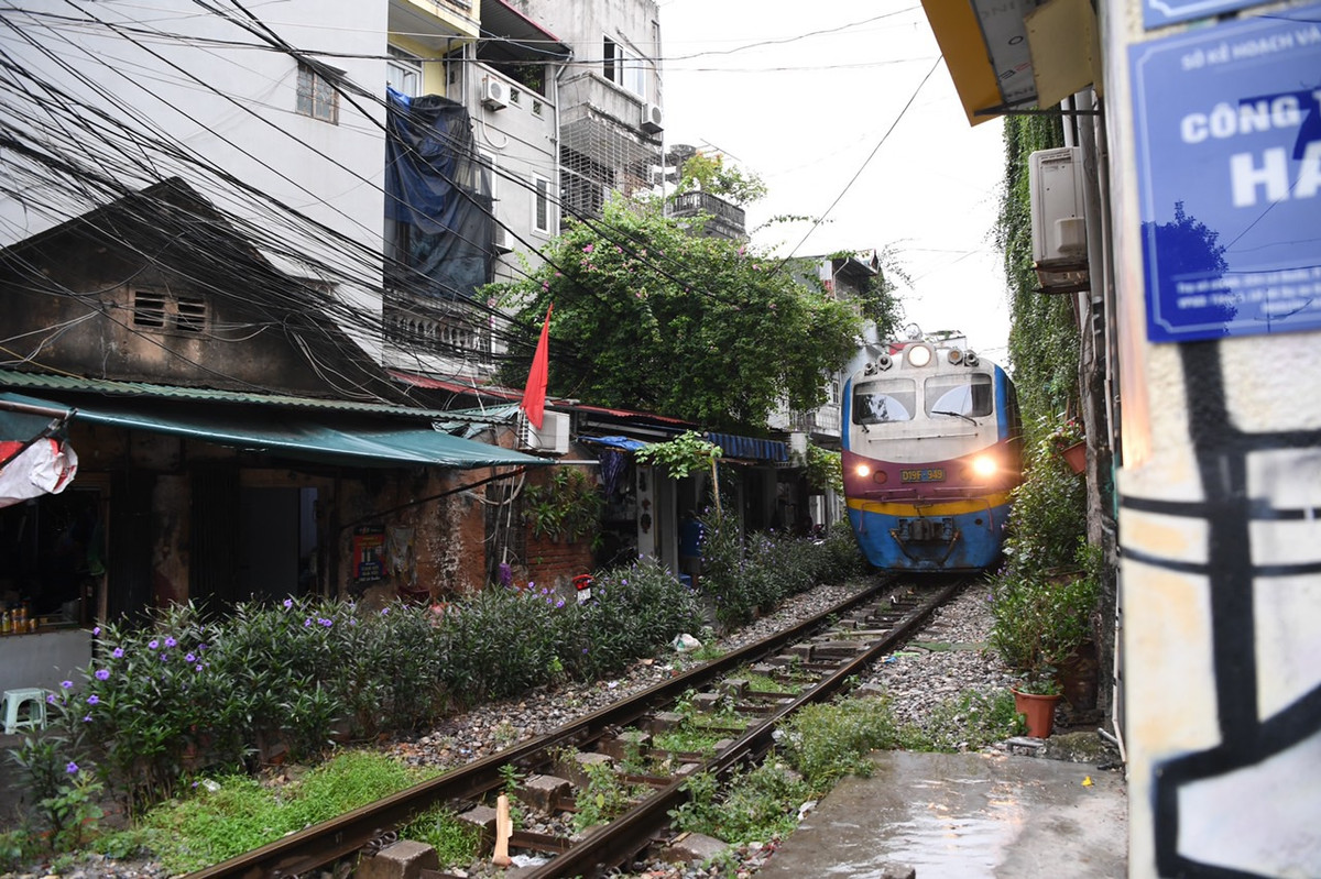 Đoàn tàu thương mại đầu tiên chính thực vận hành từ Ga Hà Nội chiều 13/10.