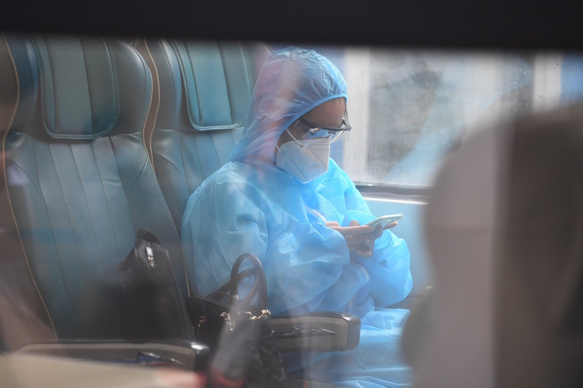 Theo ghi nhận của PV báo Tri thức và Cuộc sống, nhiều hành khách đã chủ động mặc đồ phòng hộ trong suốt quá trình tàu di chuyển.