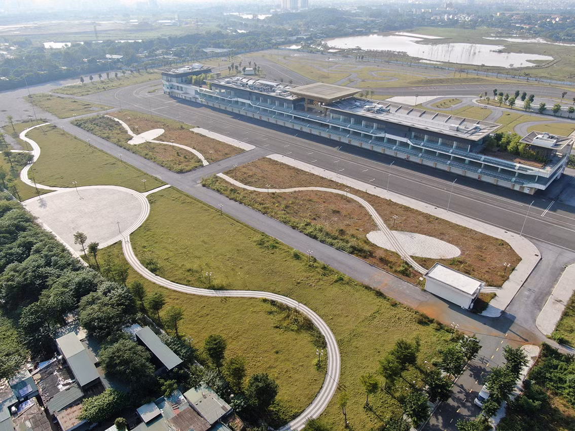 Nhà điều hành Pit dài khoảng 300m là công trình được hoàn thiện đầu tiên của dự án.