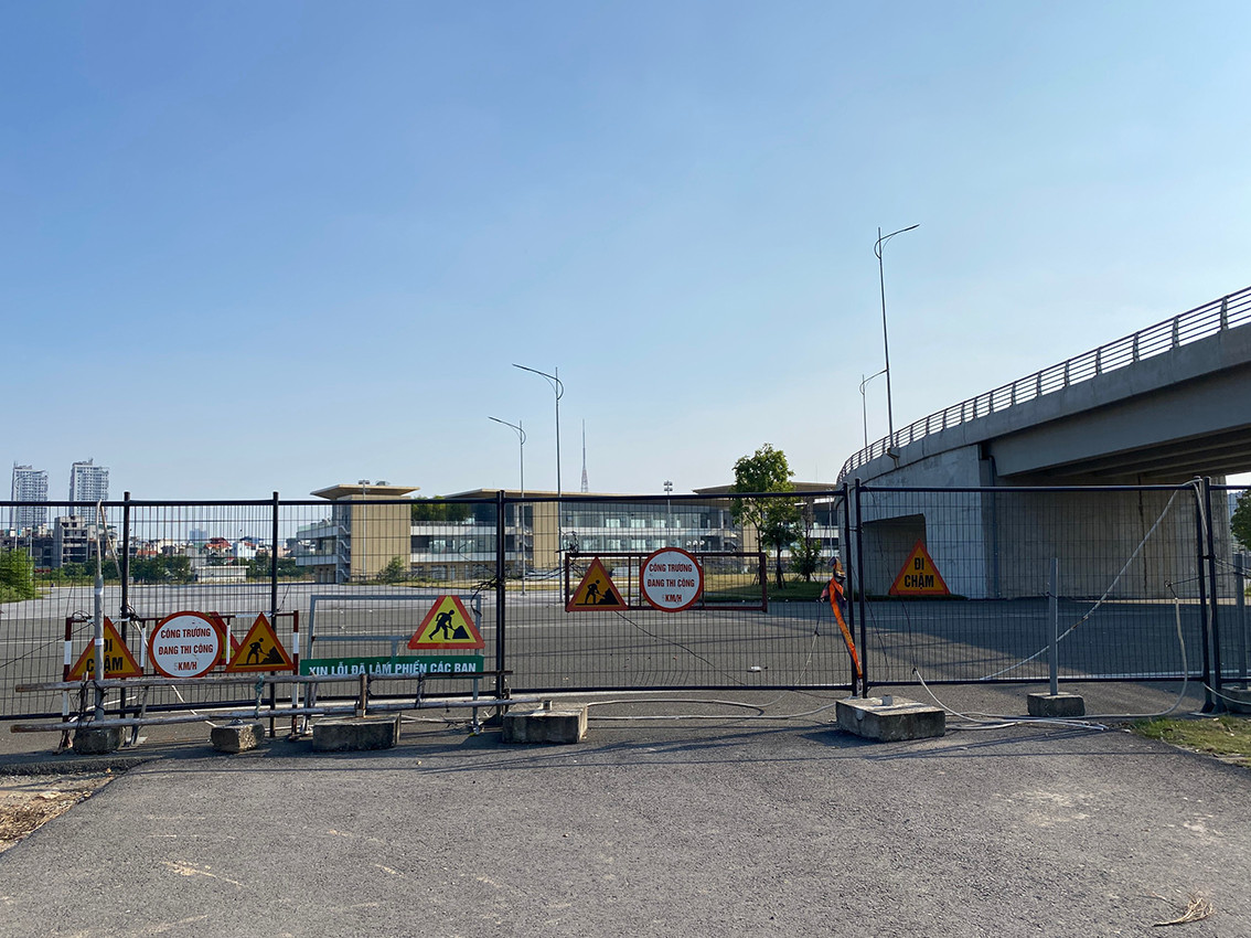 Tuy nhiên, cho đến thời điểm hiện tại thì dự án gần như "đắp chiếu" khi nhiều hạng mục chưa kịp hoàn thiện còn đất của đường đua thì đang bị đòi lại.