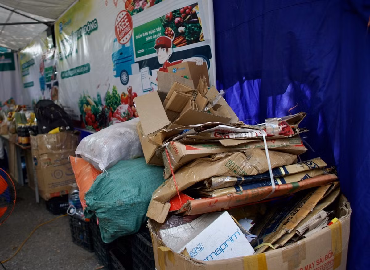 Những phế liệu này được đội thanh niên tình nguyện tại đây phân loại rồi cân lên và áp giá tiền quy đổi.