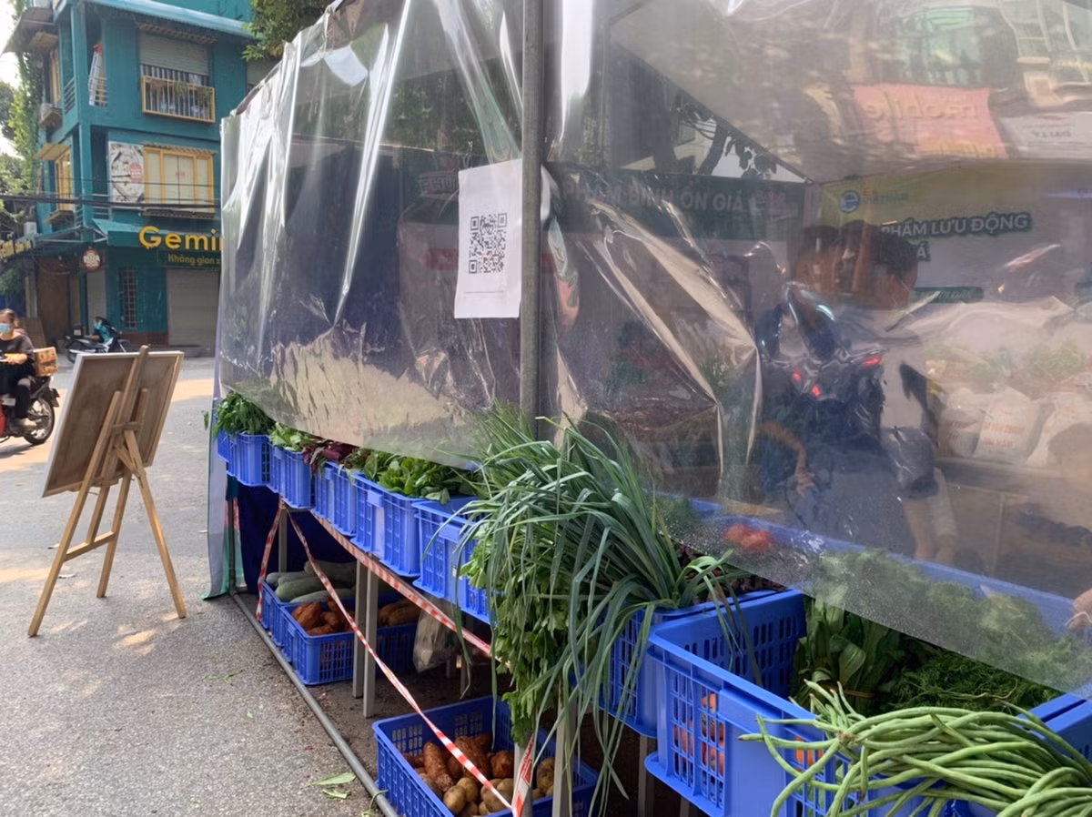 Ha Noi: Ky la gian hang doi giay vun, vo lon... lay thuc pham sach-Hinh-2