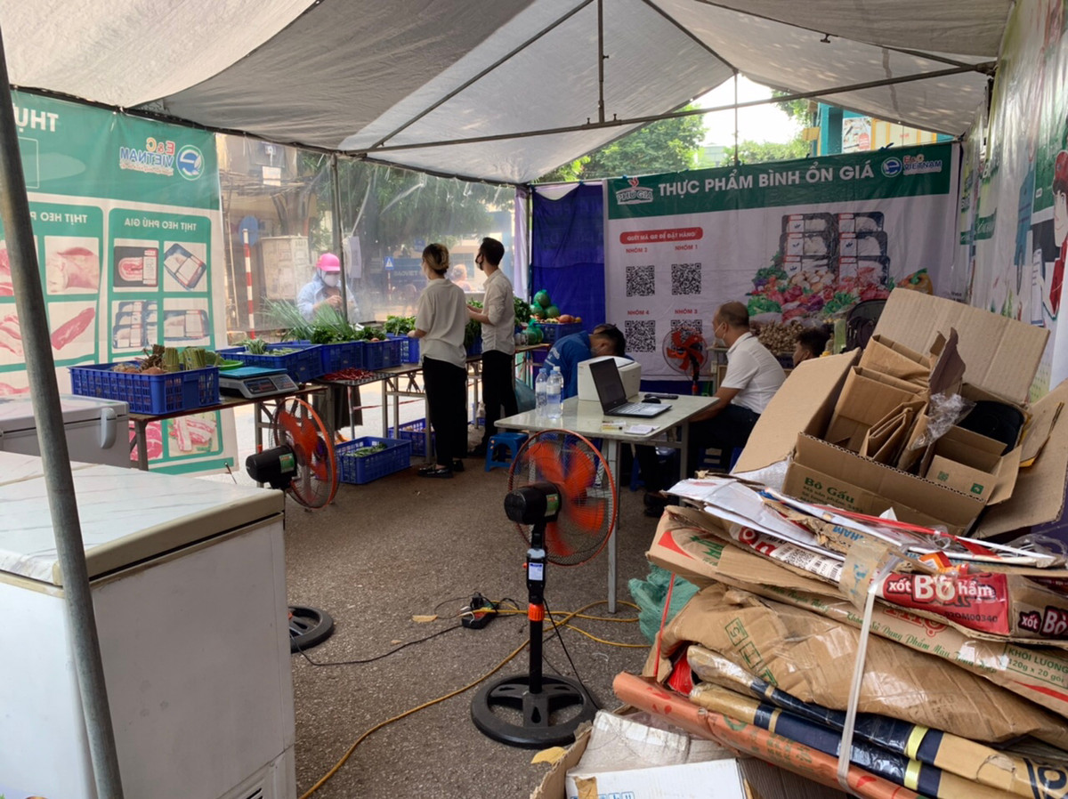 Tuy nhiên, có một điểm khác biệt là những gian hàng này hỗ trợ người dân quy đổi từ phế liệu sang tiền để mua thực phẩm.