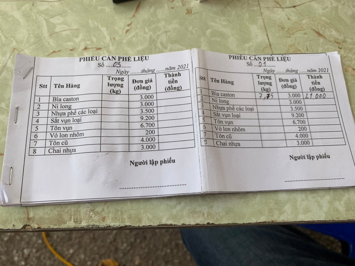 Sau khi tính thành tiền thu mua phế liệu, số tiền này được lập thành phiếu để người dân ra chọn mua đồ theo nhu cầu.