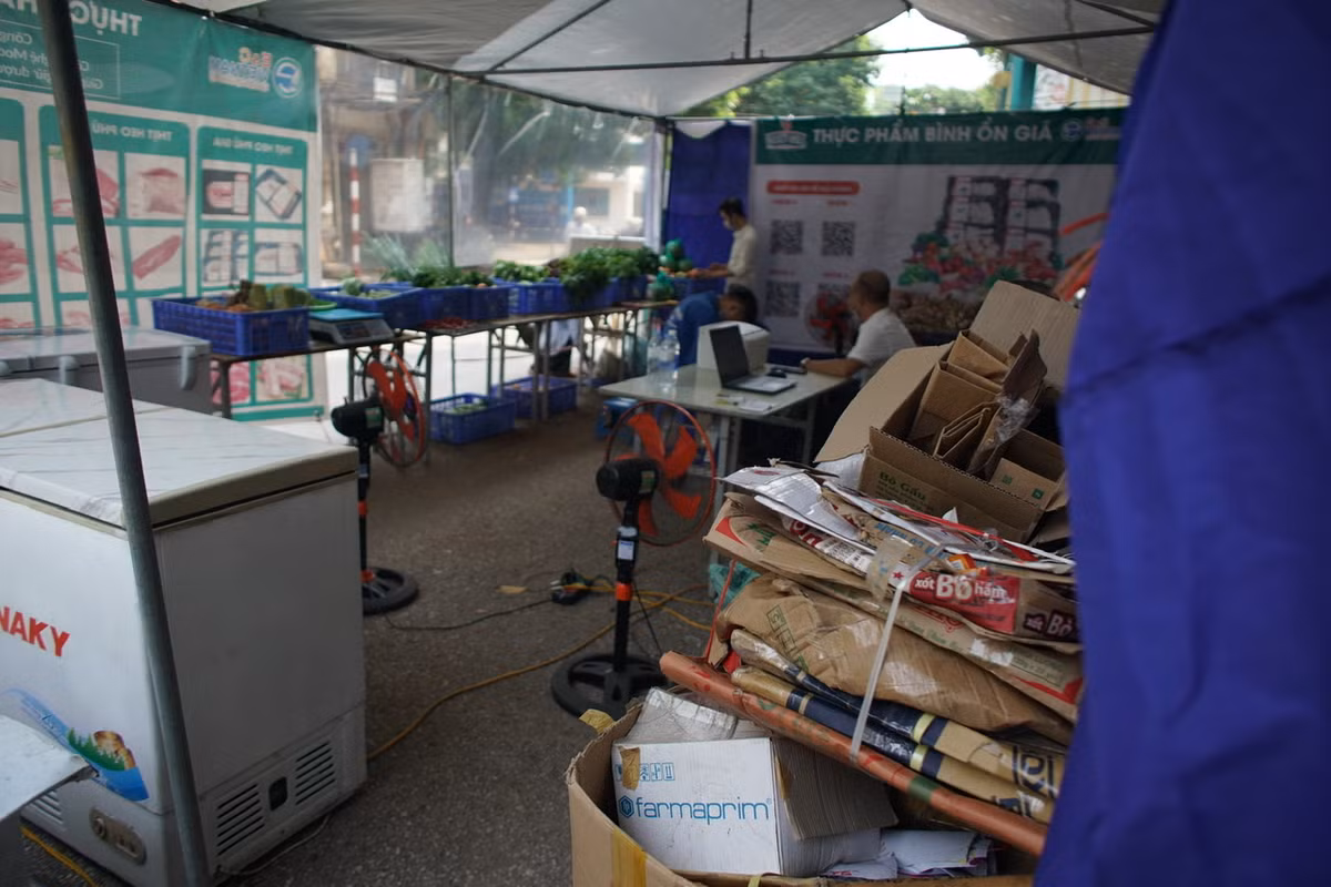 Nhân viên bán hàng ở đây cho biết, vào buổi chiều hàng ngày thường có nhiều người dân mang bìa, giấy vụn, vỏ lon… ra để đổi.