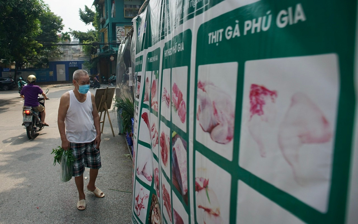 Bác Nguyễn Văn Lập (Trú tại ngõ Lương Sử C) cho biết, mấy ngày gần đây đều thu gom đồ quanh nhà để mang ra đây đổi. Mỗi lần cũng đổi được mớ rau hoặc chục quả chanh.