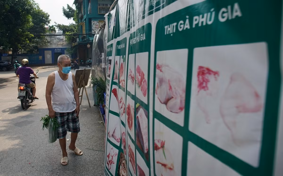 Bác Nguyễn Văn Lập (Trú tại ngõ Lương Sử C) cho biết, mấy ngày gần đây đều thu gom đồ quanh nhà để mang ra đây đổi. Mỗi lần cũng đổi được mớ rau hoặc chục quả chanh.