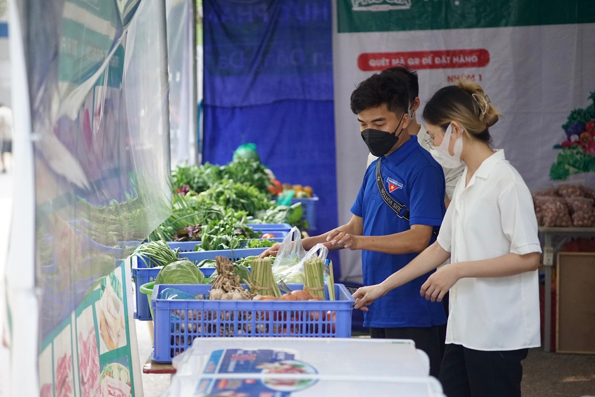 Đại diện đơn vị tổ chức cho biết, chương trình này giúp người dân hiểu được giá trị của đồ phế liệu, có ý thức hơn về việc không xả rác ra môi trường.
