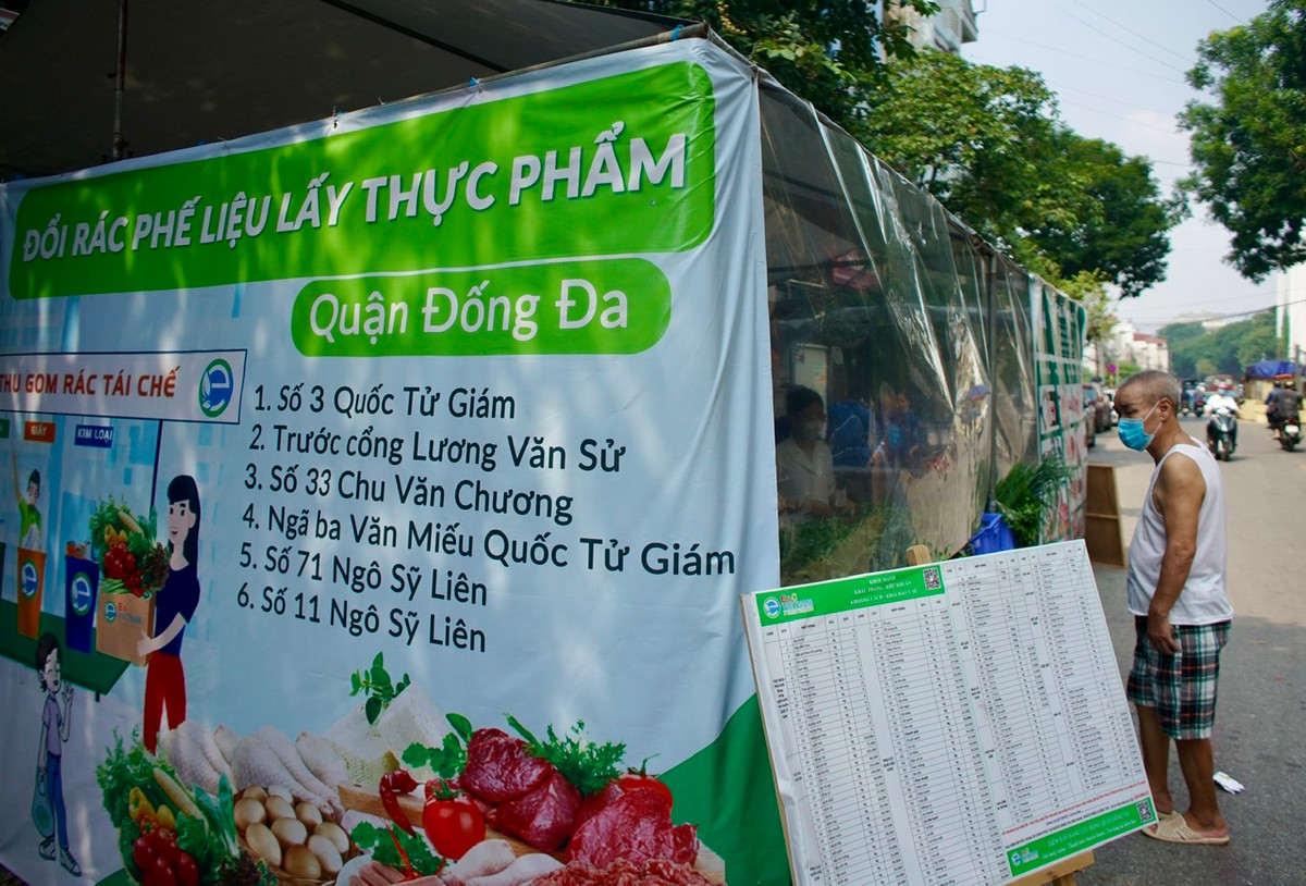 Bác Lập cho biết thêm, trước kia gia đình cũng có thói quen gom đồ phế liệu lại một góc rồi mang đi bán. Từ đợt dịch mọi người ở nhà nhiều, dùng nhiều đồ nhưng không có ai đi thu mua nên đang hết chỗ để đồ phế liệu.