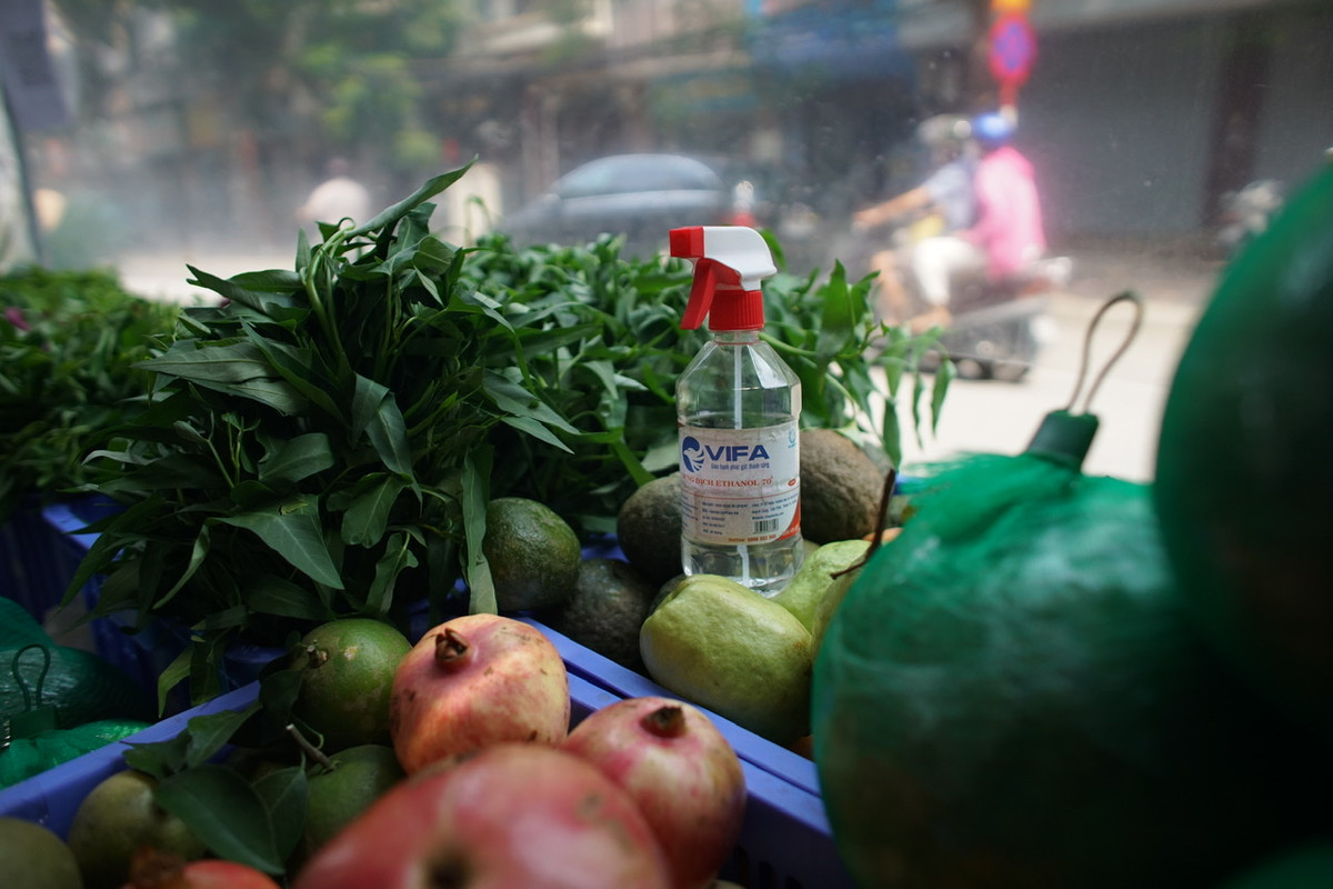 Công tác đảm bảo quy định phòng chống dịch COVID-19 được triển khai ở mọi gian hàng, từ việc yêu cầu người dân khai báo y tế, khử khuẩn trước khi tiếp xúc.