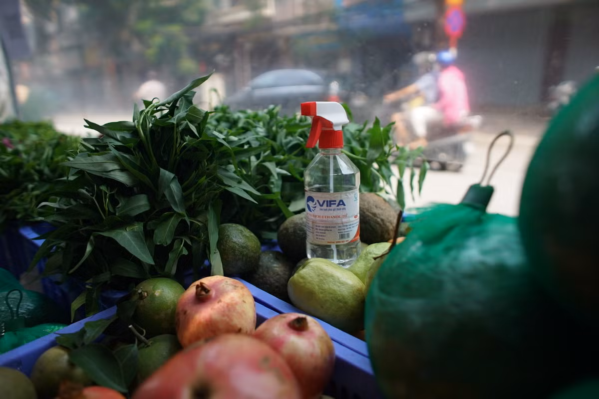 Công tác đảm bảo quy định phòng chống dịch COVID-19 được triển khai ở mọi gian hàng, từ việc yêu cầu người dân khai báo y tế, khử khuẩn trước khi tiếp xúc.