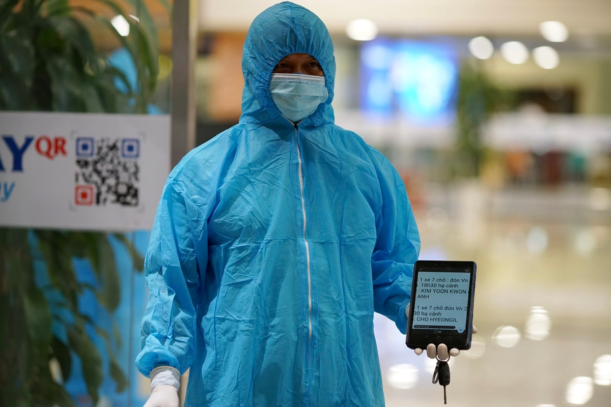 Tối ngày 11/10, UBND TP Hà Nội cũng đã có văn bản giao Sở Y tế Hà Nội là đầu mối tiếp nhận thông tin hành khách để hướng dẫn theo dõi sức khoẻ tại nhà, nơi lưu trú theo quy định.