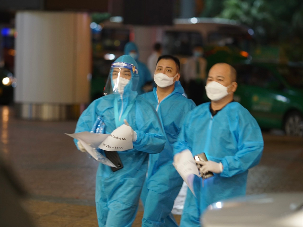 Lực lượng đón hành khách tại sân bay phải đảm bảo đủ quy định về phòng chống dịch.